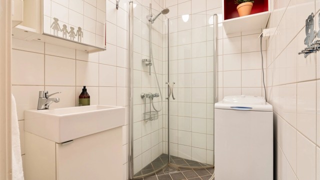 Badet ble ferdigstilt i 2014 i forbindelse med at vann og avløp ble lagt inn. innredet med møbler fra blant annet IKEA. I gulvet er det varmekabler.