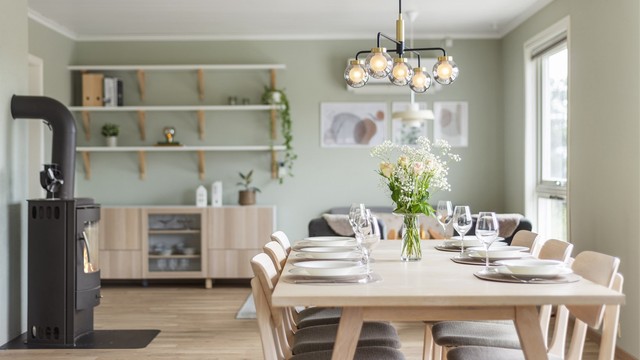 Videre har stuen god plass til å innredes med egen spisegruppe - stuens størrelse byr på mange muligheter og i dag er den innredet med 3 oppholdssoner