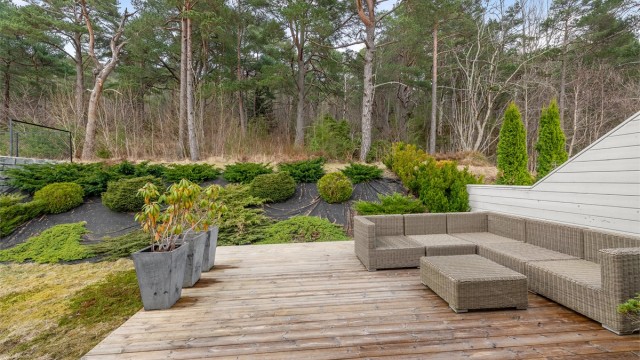 Terrassen er en usjenert og fin uteplass med god plass til en større loungegruppe.