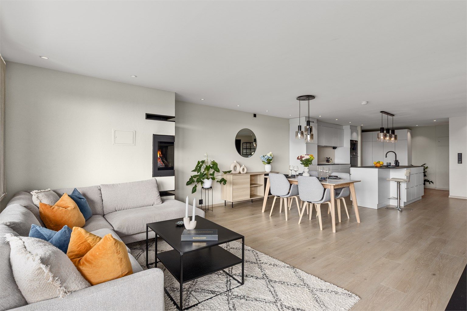 Rommet er holdt i lyse, moderne farger som står godt mot det lyse laminatgulvet. Det er lagt varmefolie i deler av stuen og kjøkkenet