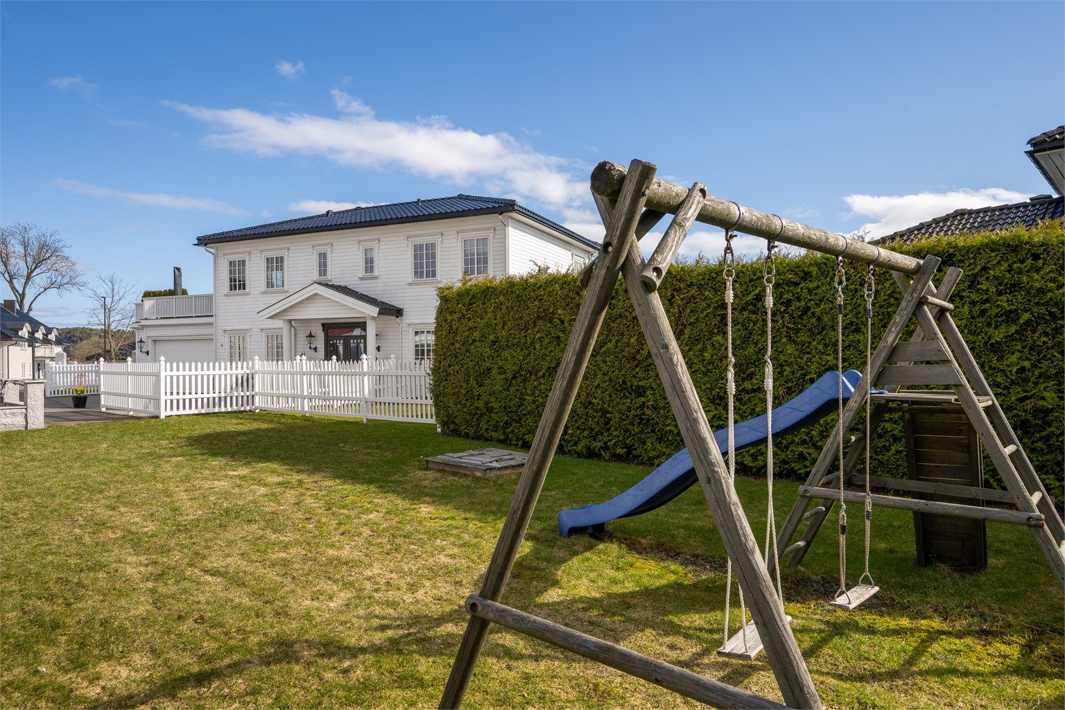 1/4 eierandel i lekeplass på tilliggende tomt - perfekt for hele familien!