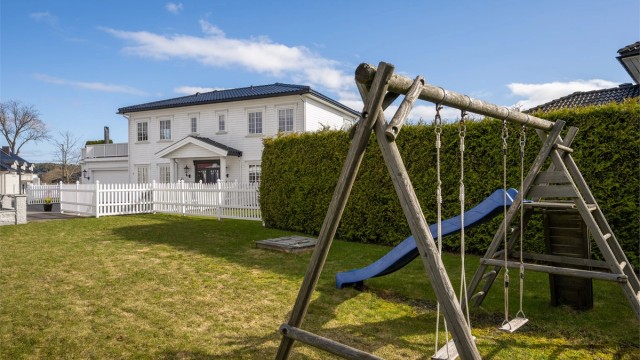 1/4 eierandel i lekeplass på tilliggende tomt - perfekt for hele familien!