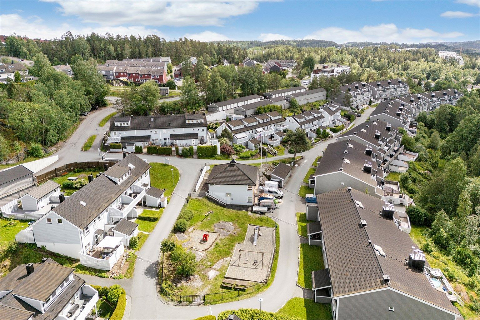 Lyngåsen borettslag ligger i et populært og barnevennlig område på Langhus, med kort vei til det meste