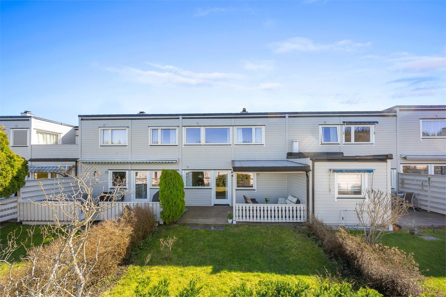 Velkommen til Karisveien 15! Et familievennlig rekkehus med egen hage og en skjermet, overbygd terrasse.