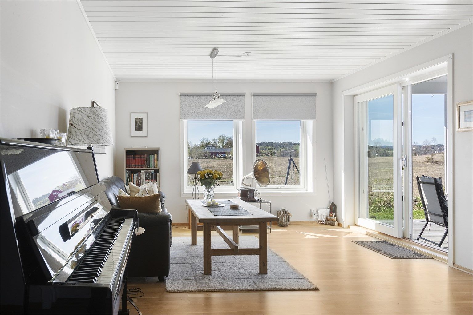 Fin stue med store vindusflater som slipper inn rikelig med lys