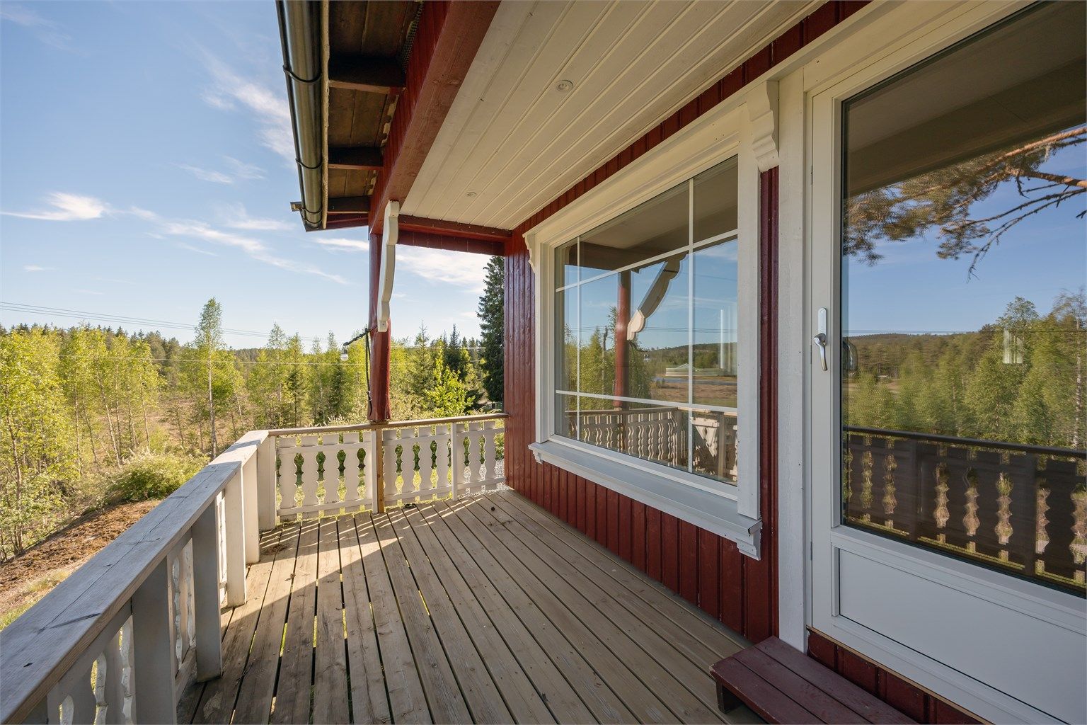 Verandaen har gode solforhold og er en fin forlengelse av stuen på varme dager.