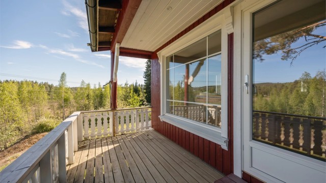 Verandaen har gode solforhold og er en fin forlengelse av stuen på varme dager.