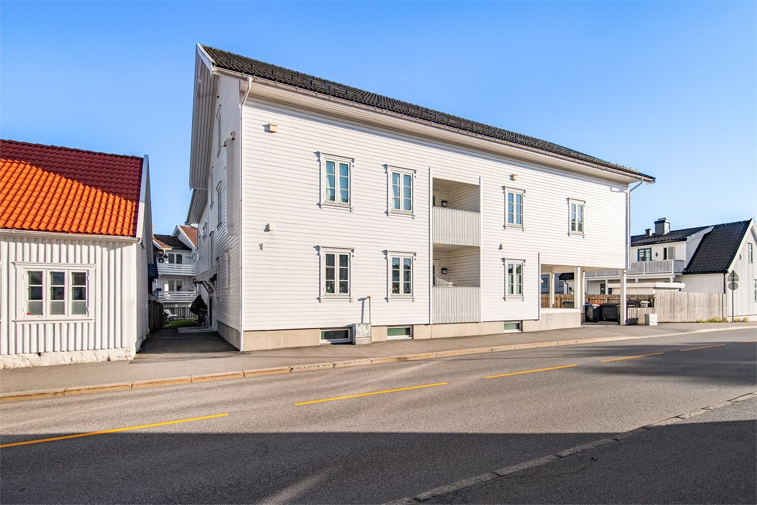 Fasaden, garasjeplassen til høyre, inngangspartiet til venstre