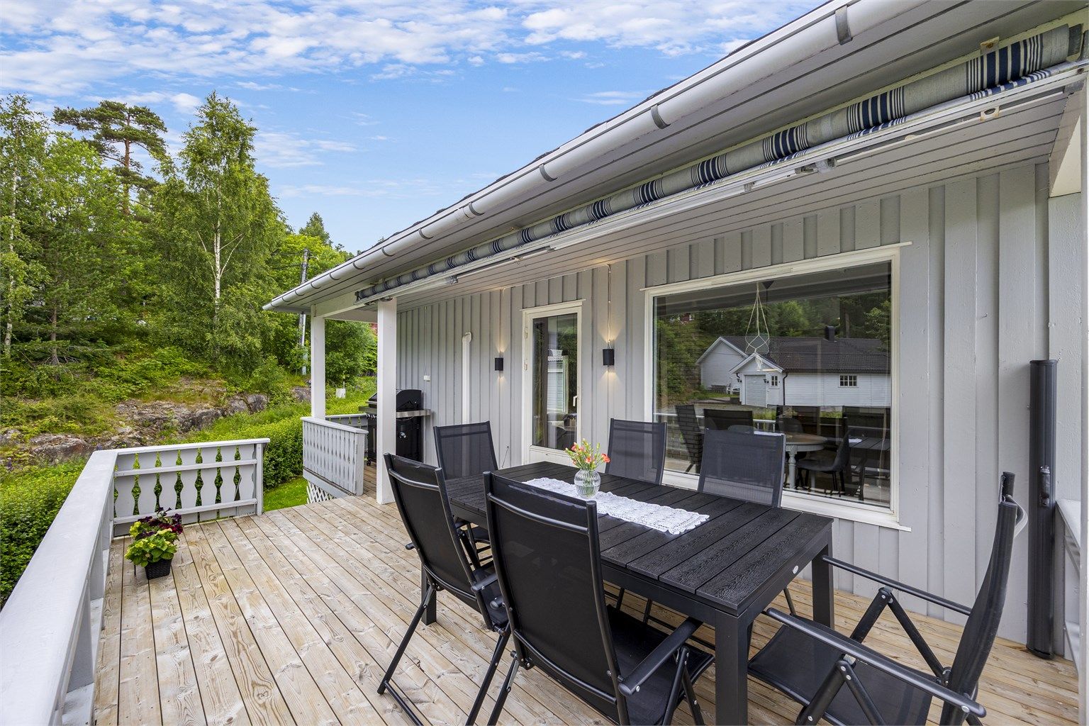 Terrassen på 19 m² har utgang fra stuen og trapp ned til hagen.