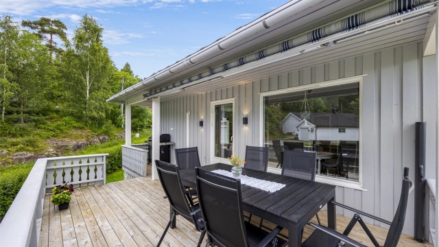 Terrassen på 19 m² har utgang fra stuen og trapp ned til hagen.