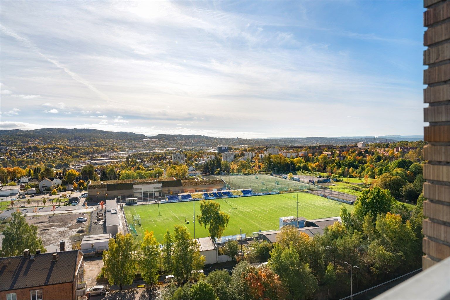 Fra toppetasjen ser du Grorud idrettspark like nedenfor og åsene rundt Oslo i det fjerne. Det er en utsikt som skifter med årstidene og som du neppe går lei av.
