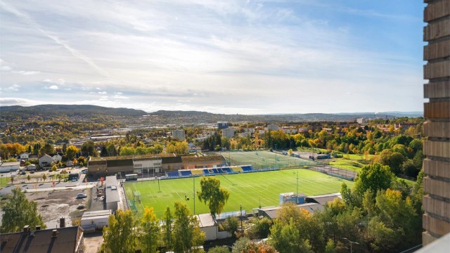Fra toppetasjen ser du Grorud idrettspark like nedenfor og åsene rundt Oslo i det fjerne. Det er en utsikt som skifter med årstidene og som du neppe går lei av.