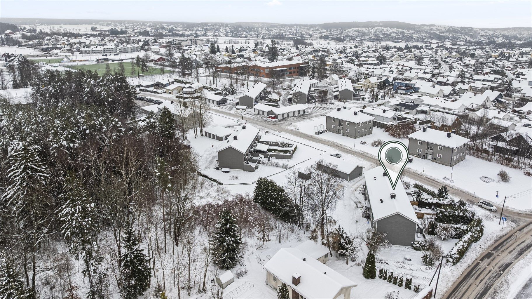 Boligen har kort og trygg skolevei til Haukerød barneskole, noe som gir en trygg og oversiktlig hverdag for de minste