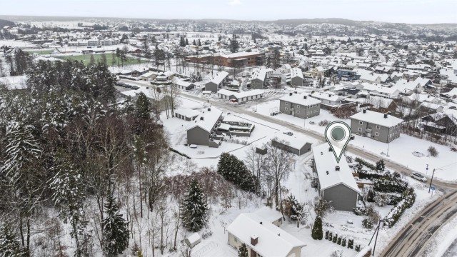 Boligen har kort og trygg skolevei til Haukerød barneskole, noe som gir en trygg og oversiktlig hverdag for de minste