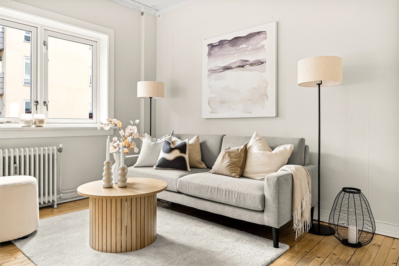 Stort vindu som slipper inn rikelig med naturlig lys, noe som skaper en lys og behagelig atmosfære.