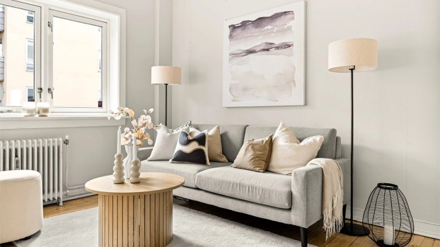 Stort vindu som slipper inn rikelig med naturlig lys, noe som skaper en lys og behagelig atmosfære.