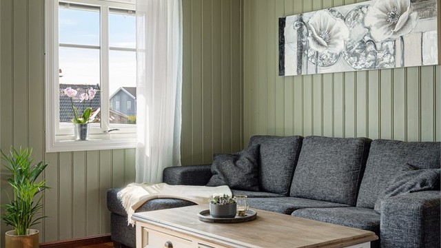 Malt trepanel på vegger og i tak gir en helhetlig stil i etasjen.
