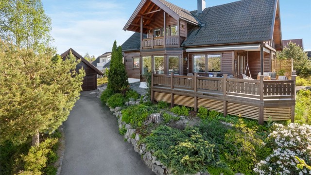 Krogsveen v/ Vegard Gjeisklid presenterer Maiblomvegen 10 - En stor og innholdsrik enebolig i attraktivt boområde på Jessheim - Foto: Romeriksfotografene (Heidi Hexeberg)