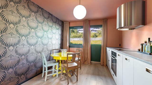 Kjøkkenet er utstyrt med oppvaskkum med armatur, integrert stekeovn, platetopp og oppvaskmaskin, samt plass til frittstående kjøle- og fryseskap.