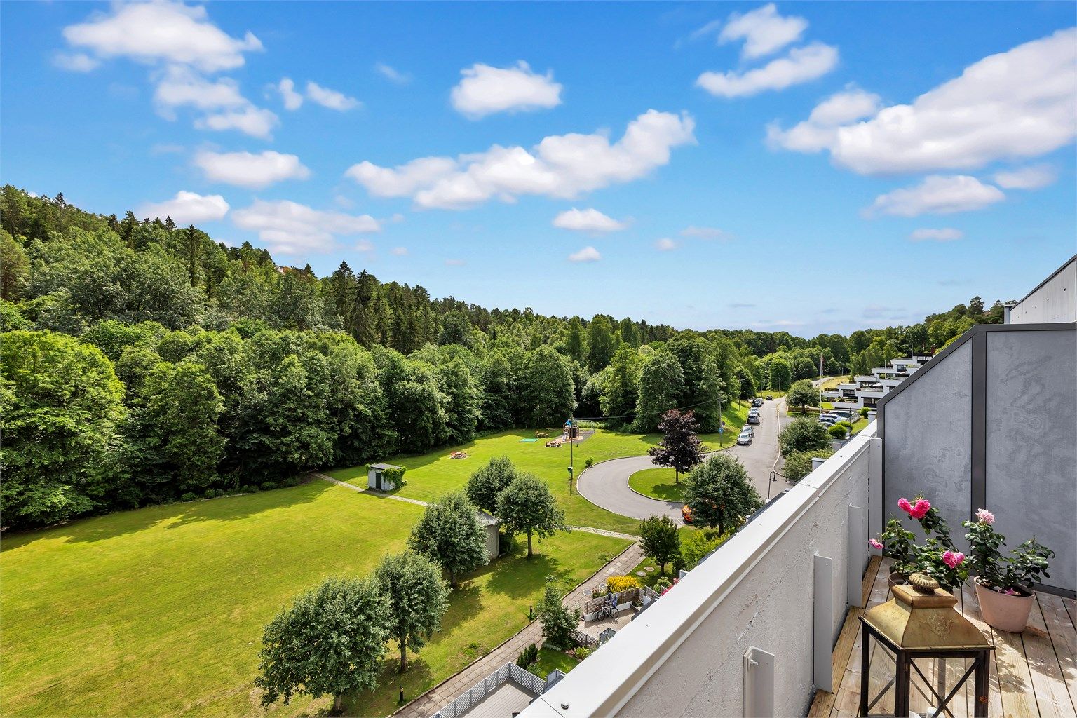 Terrassen ligger uten gjenboere med utsikt til grønne omgivelser.