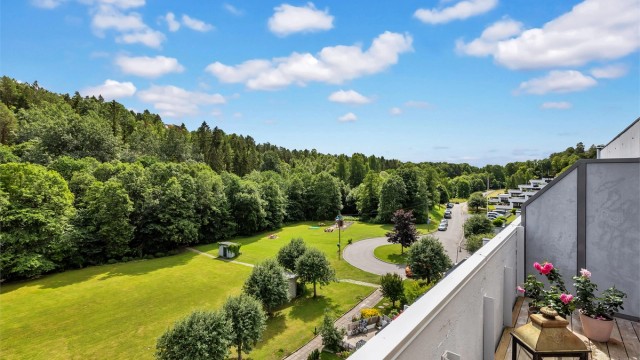 Terrassen ligger uten gjenboere med utsikt til grønne omgivelser.