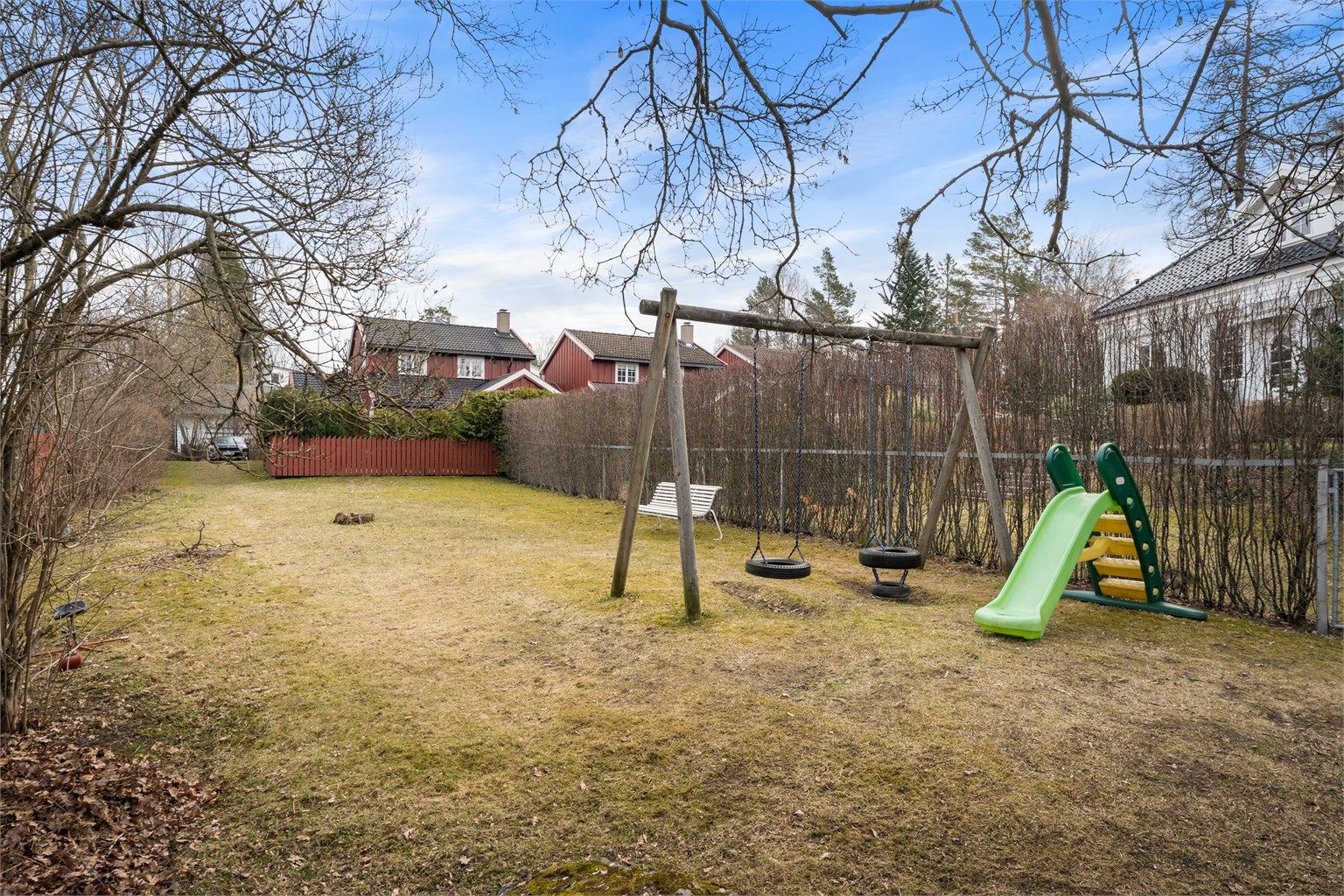 Den store, skjermede hagen er ideell for lek og sosiale sammenkomster.