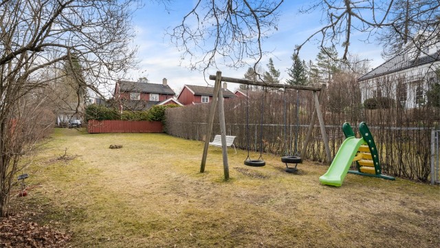 Den store, skjermede hagen er ideell for lek og sosiale sammenkomster.