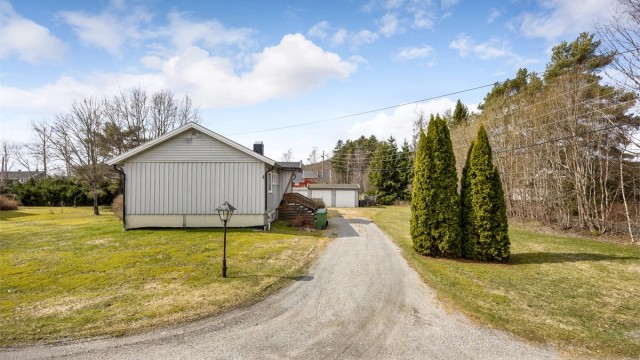 Eiendommen inkluderer en frittstående garasje på 45 m² fra 1970, som gir rikelig med plass til parkering og oppbevaring.