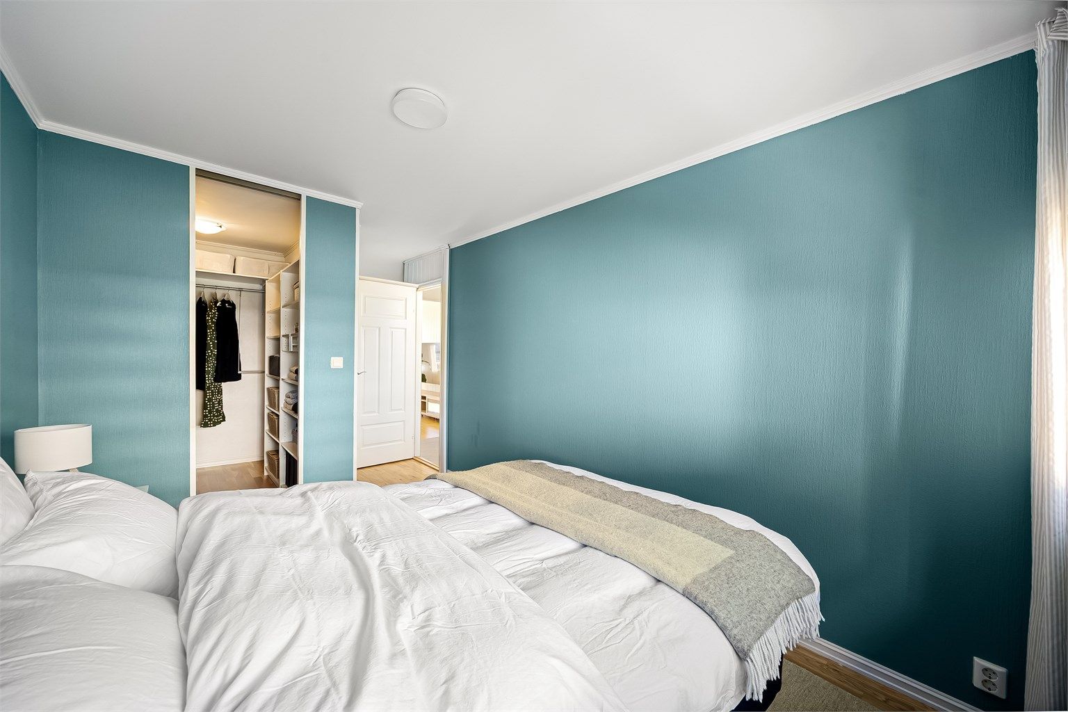 Hovedsoverommet har også et egen walk-in closet med mye garderobeplass.