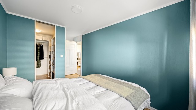 Hovedsoverommet har også et egen walk-in closet med mye garderobeplass.