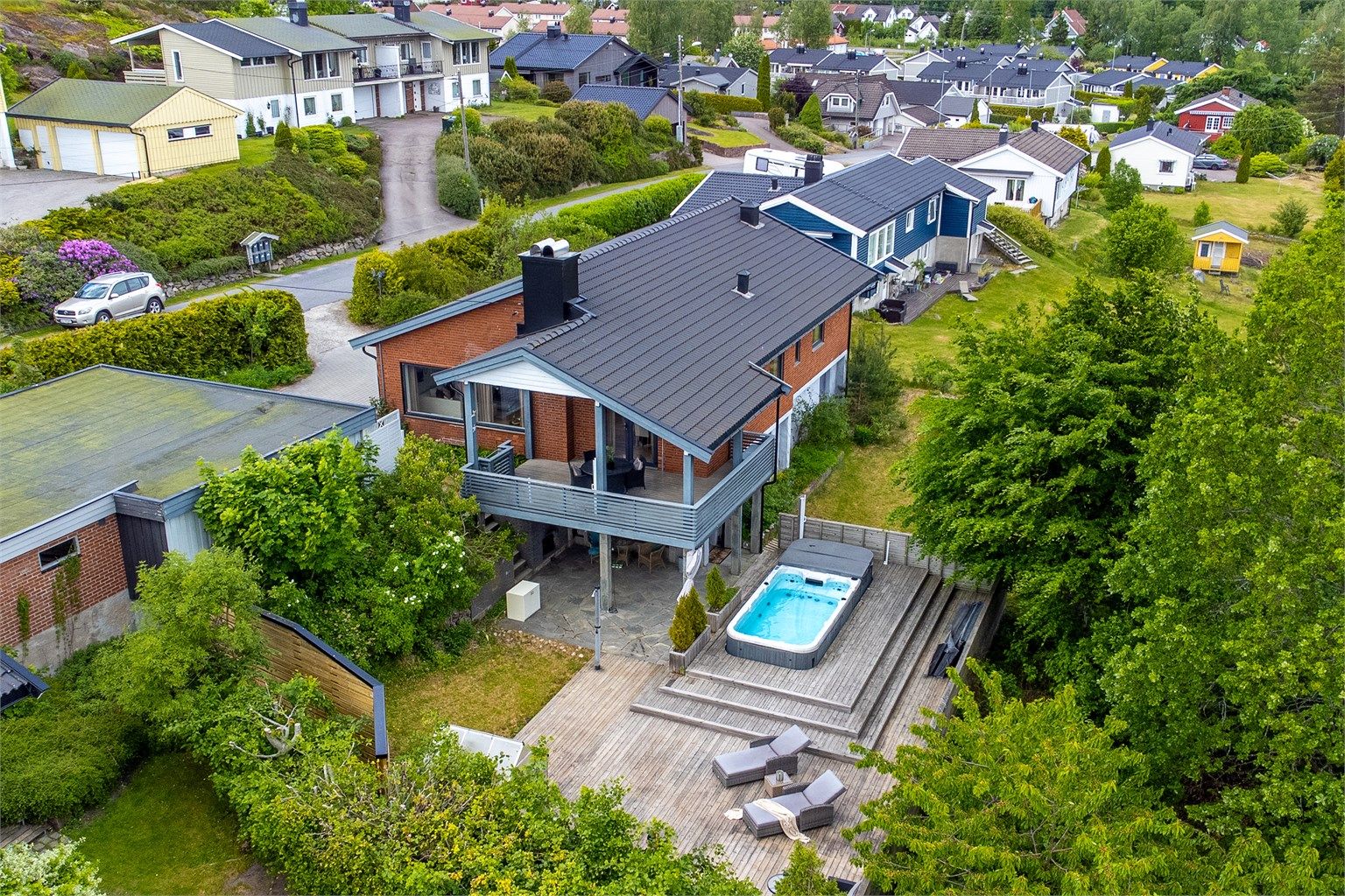 Påkostede uteområder. Lunt, helt usjenert og med fin utsikt!