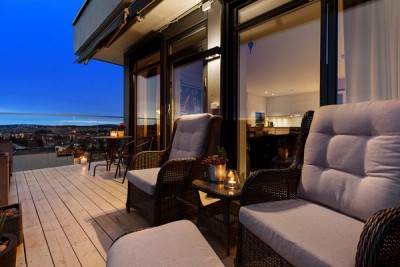Romslig terrasse på 17 kvm. med plass til lounge og spisebord