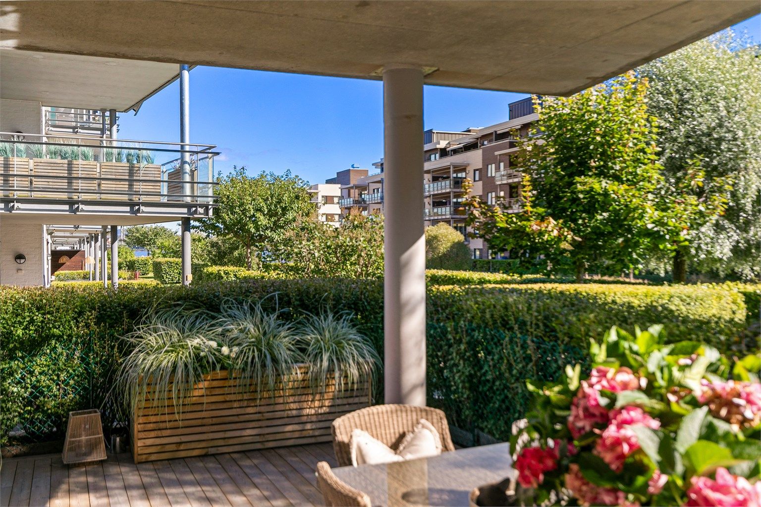 Grønne og luftige omgivelser like utenfor terrassekanten.
