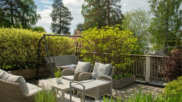 Terrassen er godt skjermet av beplantning, noe som skaper en privat og usjenert atmosfære.