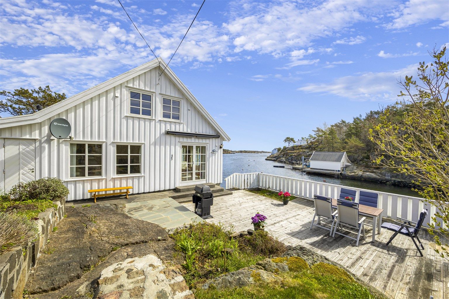 På terrassen kan man nyte flott sjøutsikt og gode solforhold. 