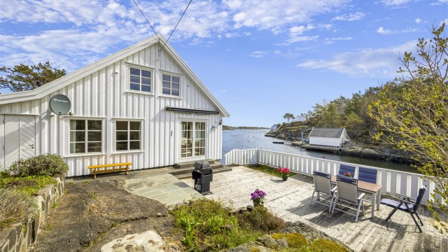 På terrassen kan man nyte flott sjøutsikt og gode solforhold.