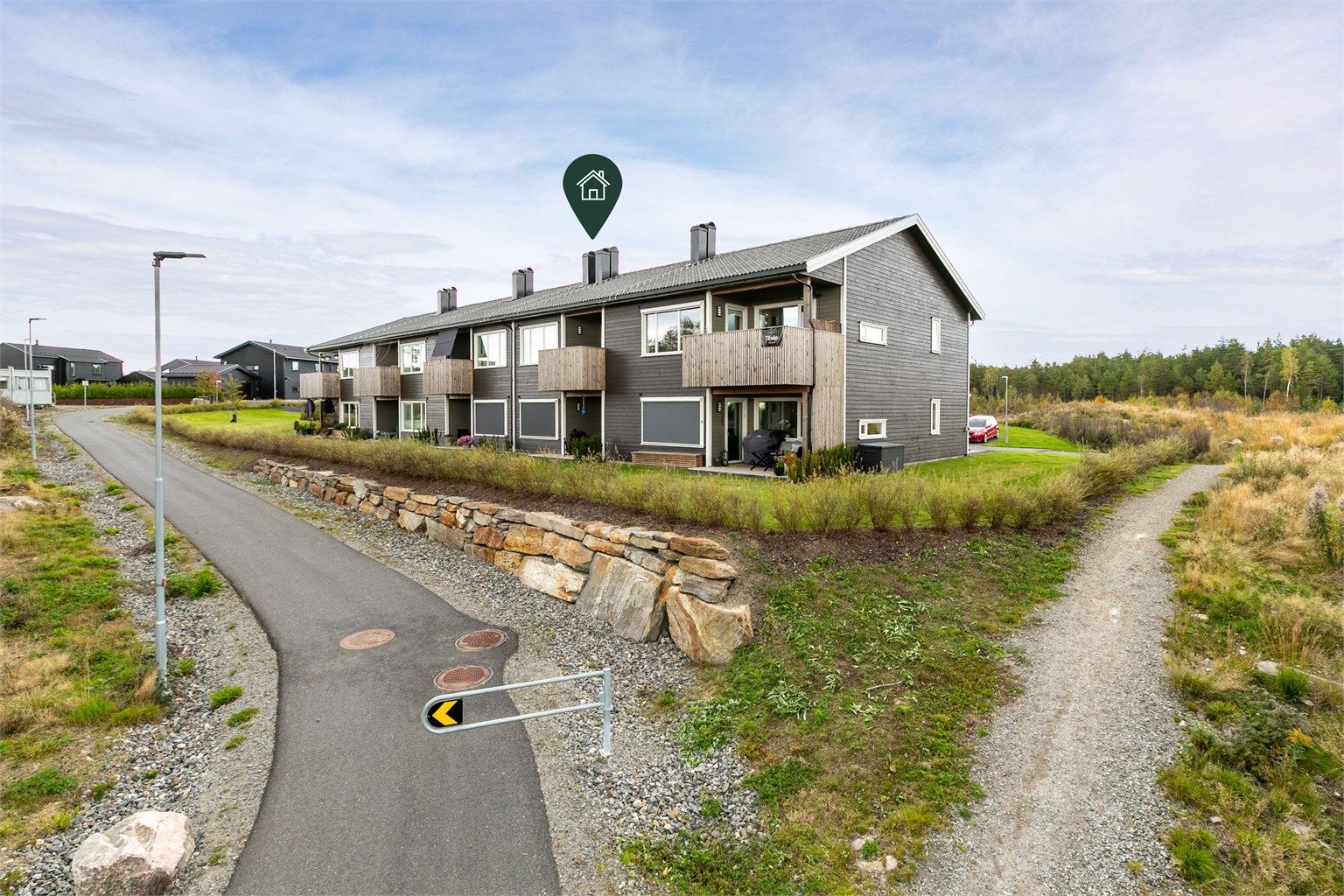 Leiligheten inngår i andre etasje av 25-bygget som ikke bare ligger lengst syd i sameiet, men også helt i ytterkant av den nye bebyggelsen på Borgaråsen.