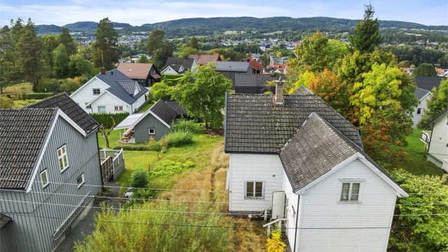 Eldre tak med sementstein, registrerte lekkasjer og behov for rehabilitering av taktekking og undertak.