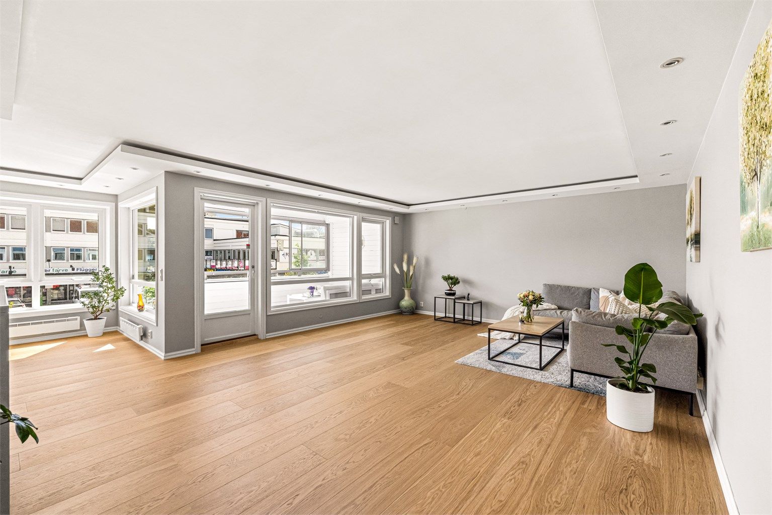 Stuen er stor og luftig, med god plass til en romslig sofagruppe.En innholdsrik 4-roms leilighet med gjennomgående en-stavs parkett, heisadkomst og tre private balkonger.
