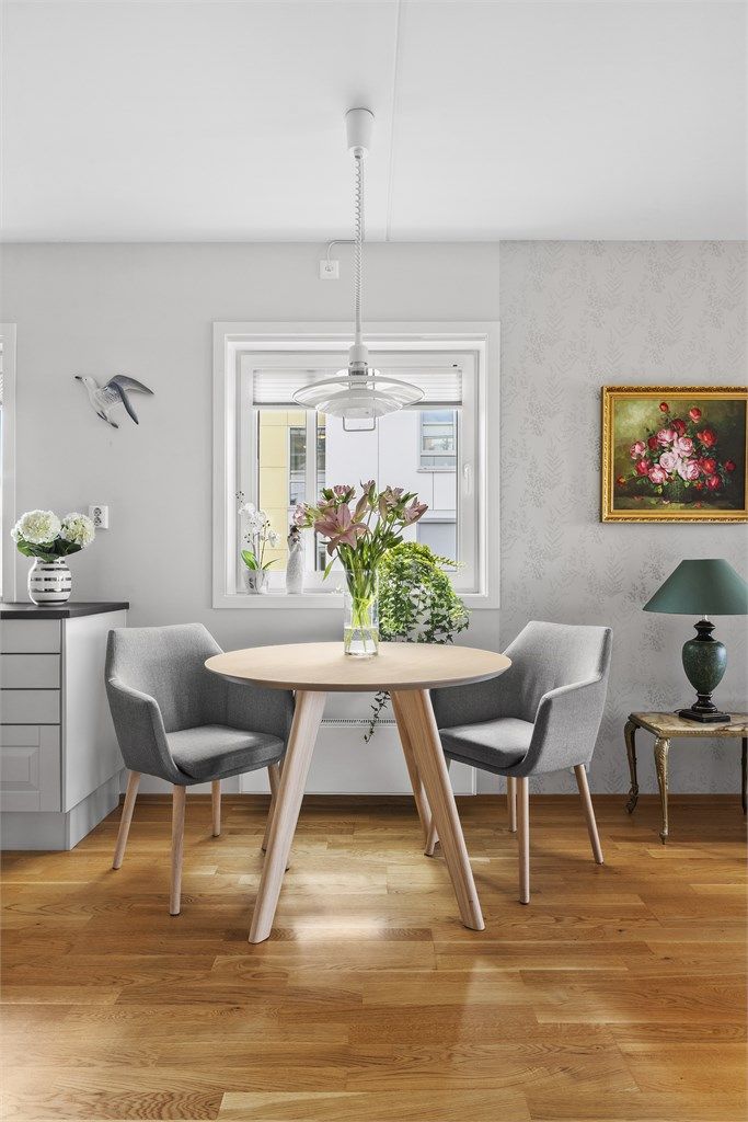 Mellom stue og kjøkken får du plass til spisebord.