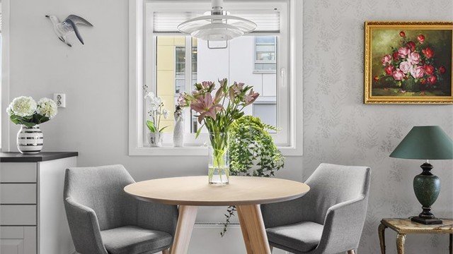 Mellom stue og kjøkken får du plass til spisebord.