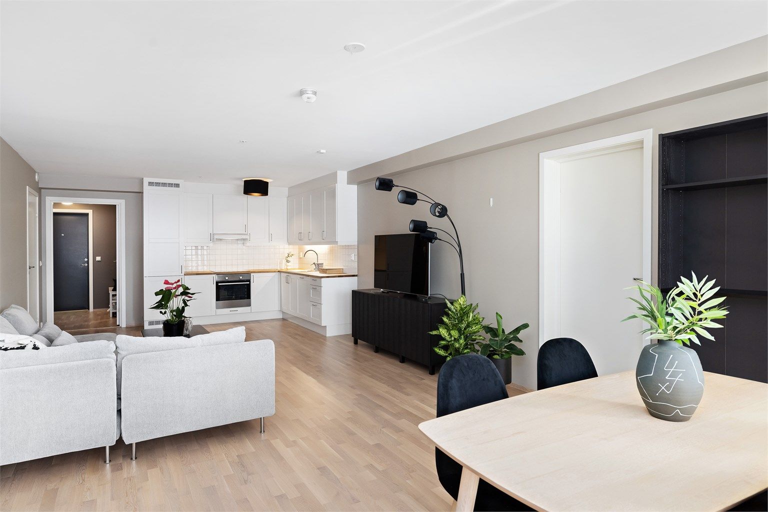 Åpen stue- og kjøkkenløsning. Leiligheten har hovedsakelig tre-stavs eikeparkett på gulv, vegger og himlinger med malte, slette flater. Slette innerdører.