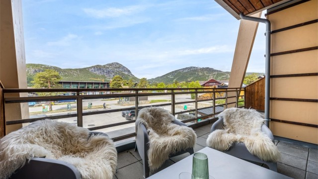 Flott utsikt mot skisenteret og fjelltoppene fra balkongen