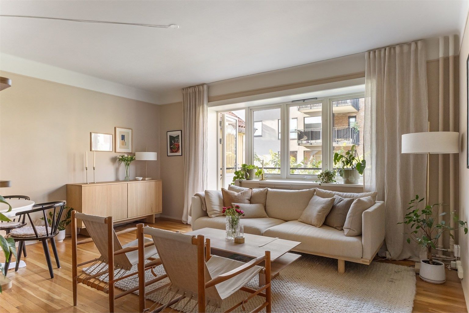 Stuen er boligens lyse og innbydende hjerte, med generøs takhøyde og store vindusflater med dype karmer som slipper inn rikelig med dagslys.