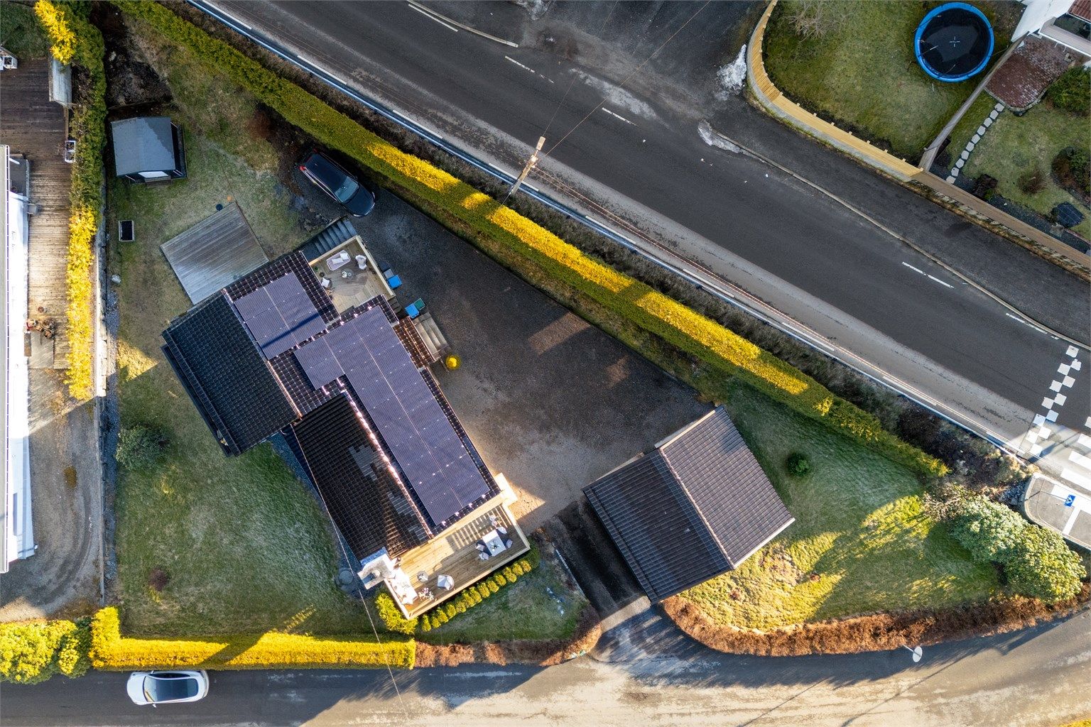 Solcellepanel montert 2023 som i 2024 produserte 7600 kWh og i 2025 8100 kWh. Huset er godt og jevnlig vedlikeholdt/oppgradert hvor sutak, lekter og glassert takstein ble byttet på hovedhus i 2008. 