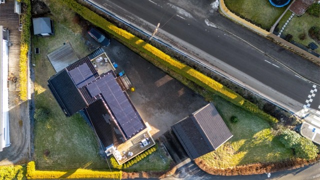 Solcellepanel montert 2023 som i 2024 produserte 7600 kWh og i 2025 8100 kWh. Huset er godt og jevnlig vedlikeholdt/oppgradert hvor sutak, lekter og glassert takstein ble byttet på hovedhus i 2008.