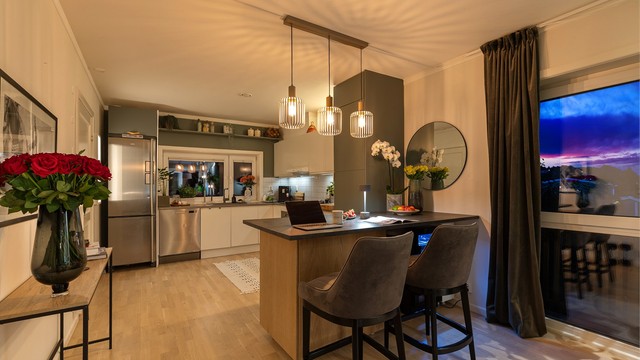 Mellom kjøkken og spisestue er det utgang til en romslig terrasse.