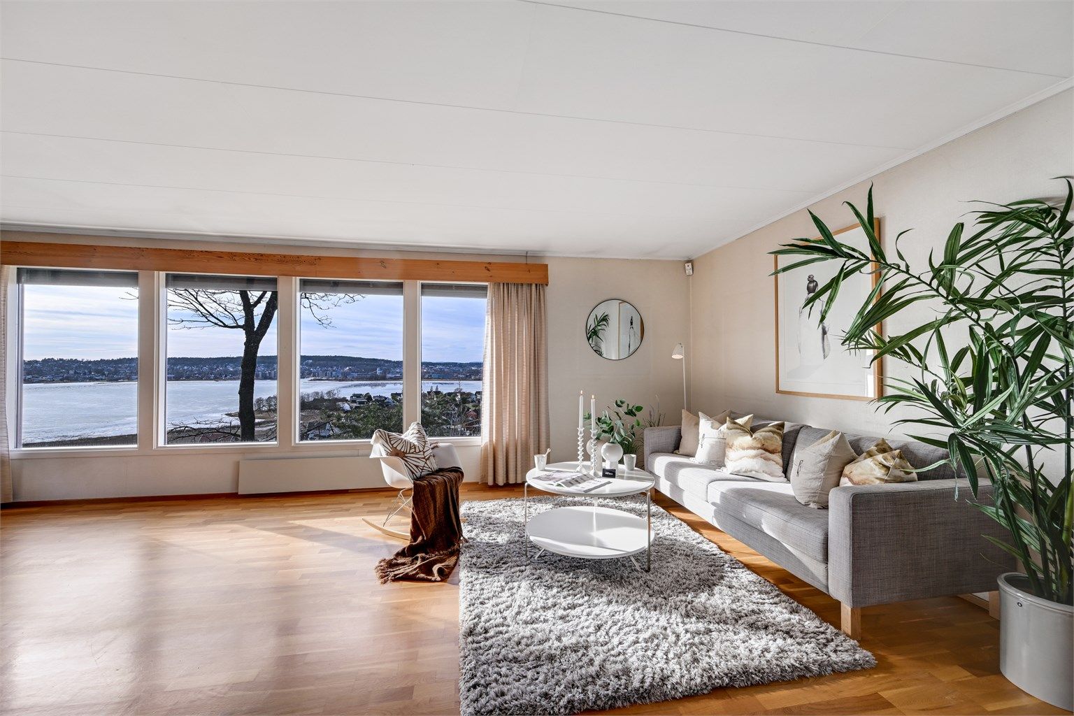 Stuen er perfekt for både avslapning og sosiale sammenkomster.