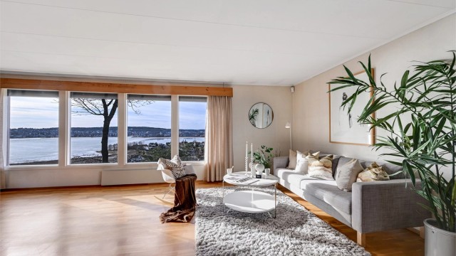 Stuen er perfekt for både avslapning og sosiale sammenkomster.