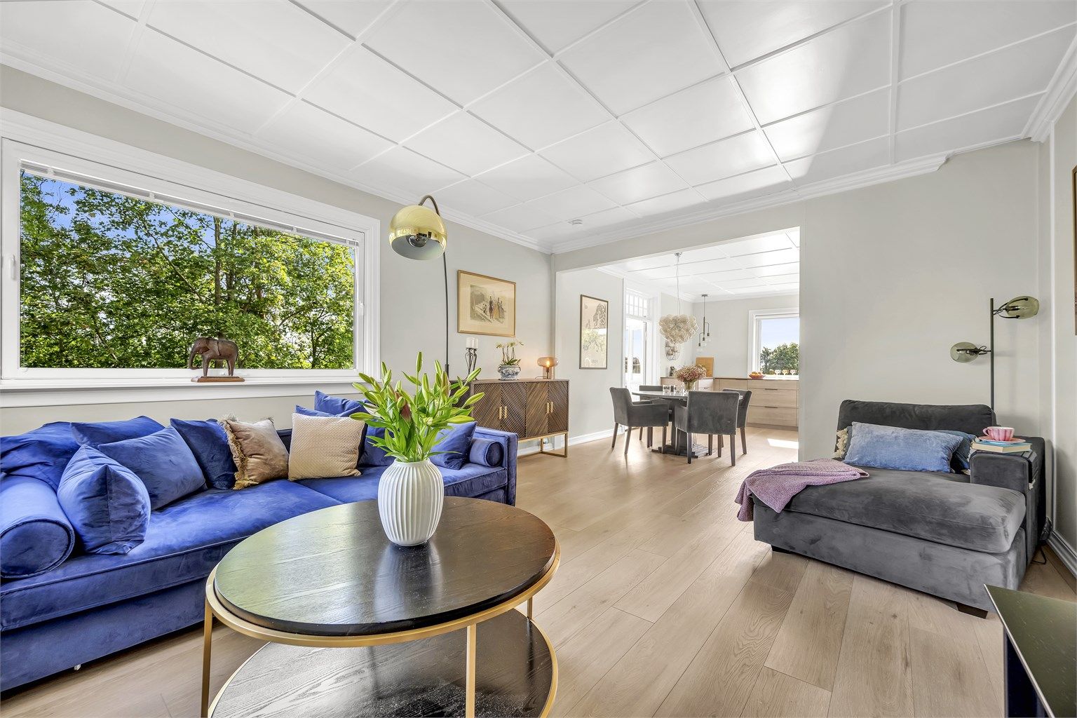 Det er god plass til sofagrauppe, spisebord og øvrig møblement 